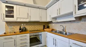 LISTON'S Central Suites - Image 4