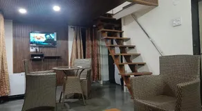 NivaantatVicharays Palm View Family Room - Image 2