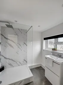 Sleeps 8, 4 bed 2 bathroom house with parking Balderton - Image 2