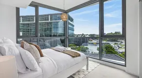 Portside Luxe Retreat 2BR FREE Parking & Pool - Image 2