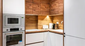Modern Apartment with Balcony & Fast Wi-Fi & Self Check-in - Image 5