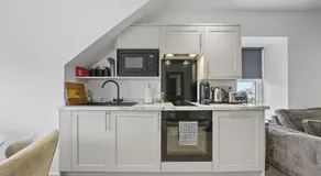 2 Bed Penthouse Apartment with Free Parking - 200m to Beach - 5 Mins From Town Centre - Ideal For Contractors - Image 5