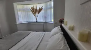 Room in House - Lovely Double bedroom near Manchester Airport - Image 4