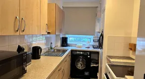 Central 1-Bed Apt Sleeps 4 5 mins to Station - Image 4