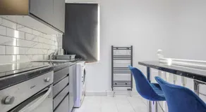 Cosy Tilbury Town 2BR Apt, Station and Amenities - Image 2