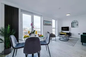 2-Bed Modern Salford Apartment - Near City Centre - Image 3