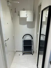 Studio à proximité immédiate des transports avec une terrasse - Image 4
