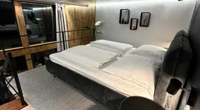 Lodge Amore - Mirrored Forest Retreat - Image 2