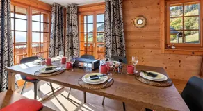 Appartement chalet avec balcon et vue sur les Alpes - Image 2