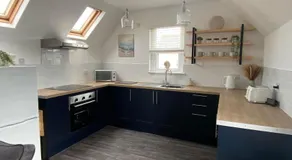 The Penthouse at Percy House Pet Friendly 2 Bedroom Apartment in Porthcawl Sleeps 4 people Located in the town centre - Image 3