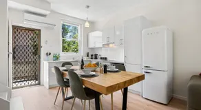 Hacienda at Henley - Chic Seaside Haven near Airport - Image 5