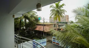 SR Lakefront Villa & Luxury houseboats - Image 4
