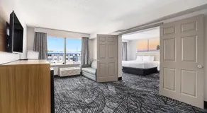 Days Inn & Suites by Wyndham Norton Shores Muskegon - Image 2
