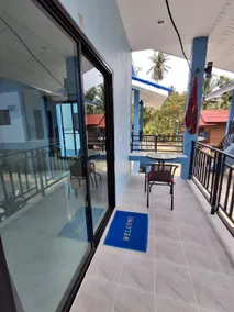 5 minutes to Beaches, Cafes, Shops, 2 Aircons, King Bed - Image 5