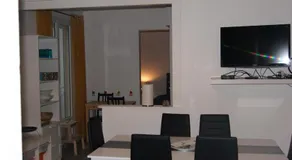 appartement individuelle refais a neuf,ds maison de maître,6 couchages dont un lit kingsize,cuisine avec lave vaisselle,rue privative pour se garer, accessibilité au jardin - Image 5