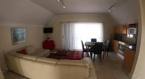 Elegant Quays Waterfront One Bedroom Apartment - Image 2