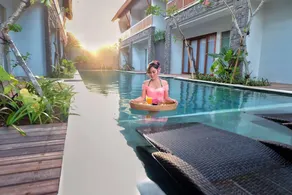 Suite Room with Pool View @ Renon Denpasar - Image 5
