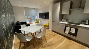 Quay Apartments Manchester - Image 2