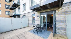Stylish Stay for 4 - Parking - Private Patio - Image 5