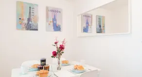The Wellington - Stylish 3-Bedroom House, Sleeps 8, Ideal for Professionals - Image 4