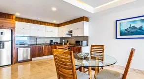 Lavish seaside escape with oceanfront views, amazing pool & pool spa - Image 5
