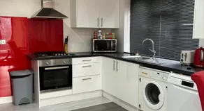 2BR Bungalow with Parking - Sunbeam Haven - Image 5