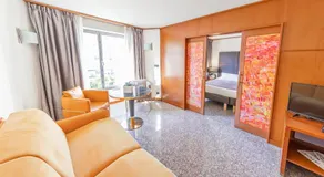 Goldstar Resort & Suites Nice - Image 2