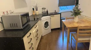 Stylish Studio with Separate Kitchen Near Wimbledon Station - Image 4