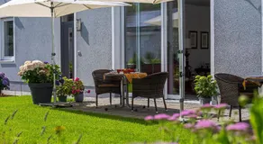Sieben Zimmer & Ein Tisch - Image 4