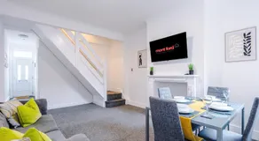 Large 4BR Stoke City Home - Sleeps 10, Near Alton Towers - Image 2
