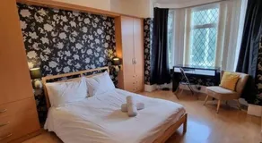 Near city centre sleeps 11, 4-spacious Bed rooms,2-Lounges 2-toilets 1-kitchen ideal Familys&Groups - Image 2