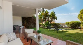 Sea view apartment with private garden and jacuzzi in Balcones del Lago, Istan - Image 4