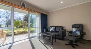 Parklands Motel & Apartments Te Anau - Image 2