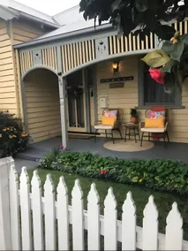 Heritage Cottage close to shopping & restaurants - Image 4