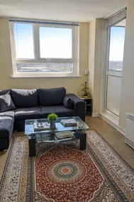 Bright & Modern Flat with Skyline Views - Image 2
