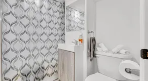 Luxury Comfort 3 BR Near Hospitals Tims Field GO - Image 2