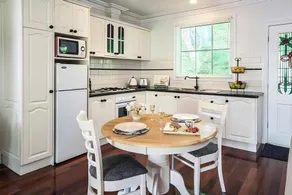 Romantic Keepers Cottage -Spa and Gorgeous Garden - Image 3