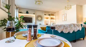 Chic, immaculate Warwick apartment sleeps 4,2 bathrooms, free private parking, easy walk to Warwick, canal-side pub on doorstep - perfect for family breaks, the races or work stays - Image 2