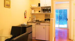 Chalet Beaconsfield Motel - Image 3