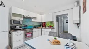 Big 1 Bedroom Apartment near Airport & City Center - Image 5