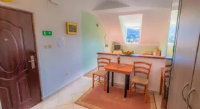 House Ina Ston - Image 4