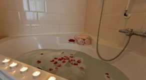 En Suite - Image 5