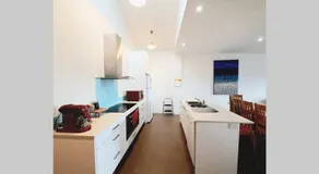 Modern 3 bedroom apartment, beach, surf & shops - Image 4