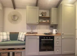 The Dragonfly - Luxury Lakeside Shepherds Hut - Image 4