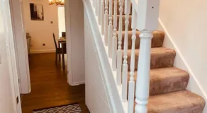 Comfy House with Parking for Multiple Vehicles - Image 4