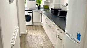 4B4B Entire House Sleeps 11 Driveway Parking near Coventry University and City Centre - Image 3