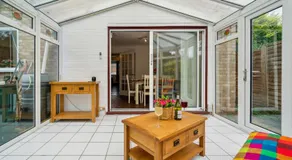 5 double beds in a detached house in Cheshunt - Image 5
