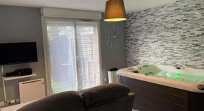 Joli T2, jacuzzi, lit rond, jardin, parking privé, métro - Image 3
