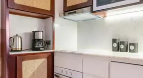Absinthe Guest House - Image 4