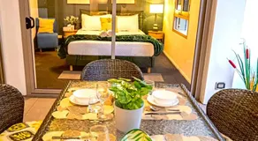 Luxury 2 BR , Pool Gym Parking Sydney CBD getaway - Image 2